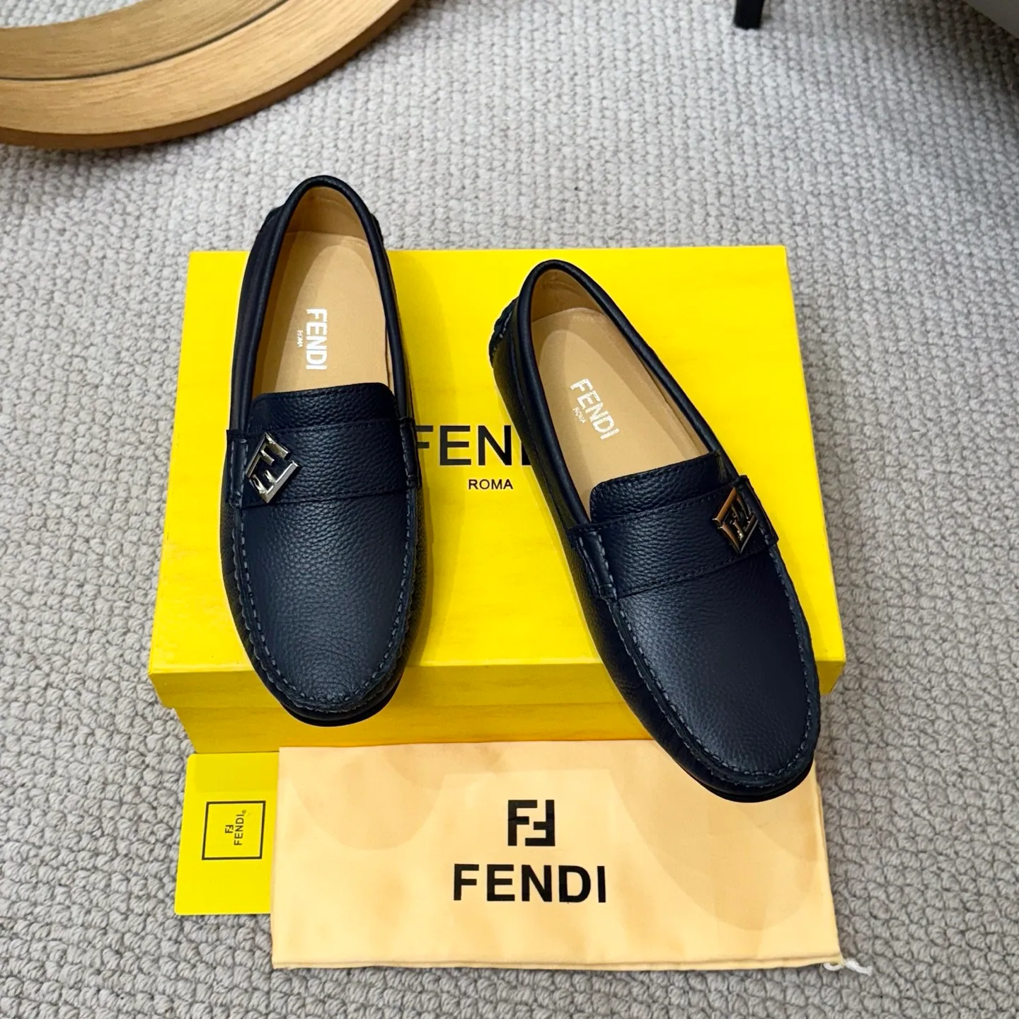 Men's shoes 💰420 [FENDI Fendi] 2⃣️0⃣️2⃣️5️⃣New Milan men's fashion lazy catwalk style ✅ fashionable casual beanie shoes, imported calfskin fabric, super smooth texture, sweat-absorbent and breathable, (sheepskin lining). Metal LOGO on the shoe body, Medusa avatar, irregular avatar, high-end craftsmanship logo✅ French Loft set foot design style 👟Low-key and elegant, great on-foot effect... Men's shoe size: 38-46 (4-12)